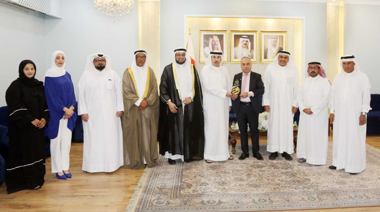 أشاد بمبادرتهم لتطبيق الذكاء الاصطناعي في المنظمات الأهلية .. محافظ العاصمة يستقبل رئيس وأعضاء جمعية البحرين للعمل التطوعي<